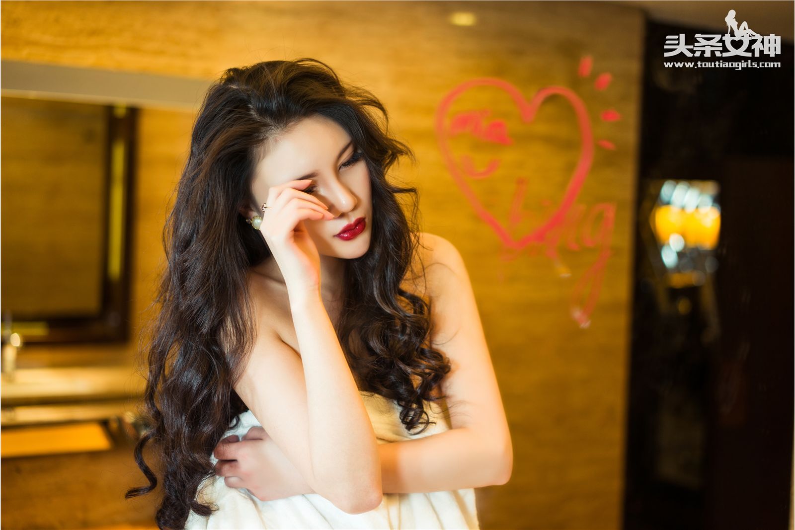 [Toutiaogirls]头条女神 2016.05.06 妖冶美艳OL 米娅